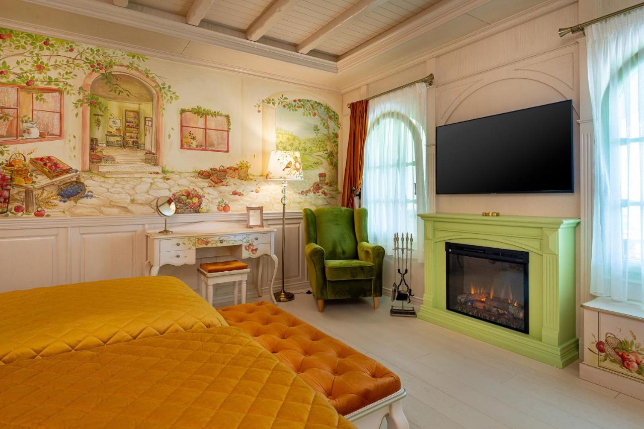 Casa Timis - Wellness & Spa Resort Chitorani Экстерьер фото A bedroom with a fireplace