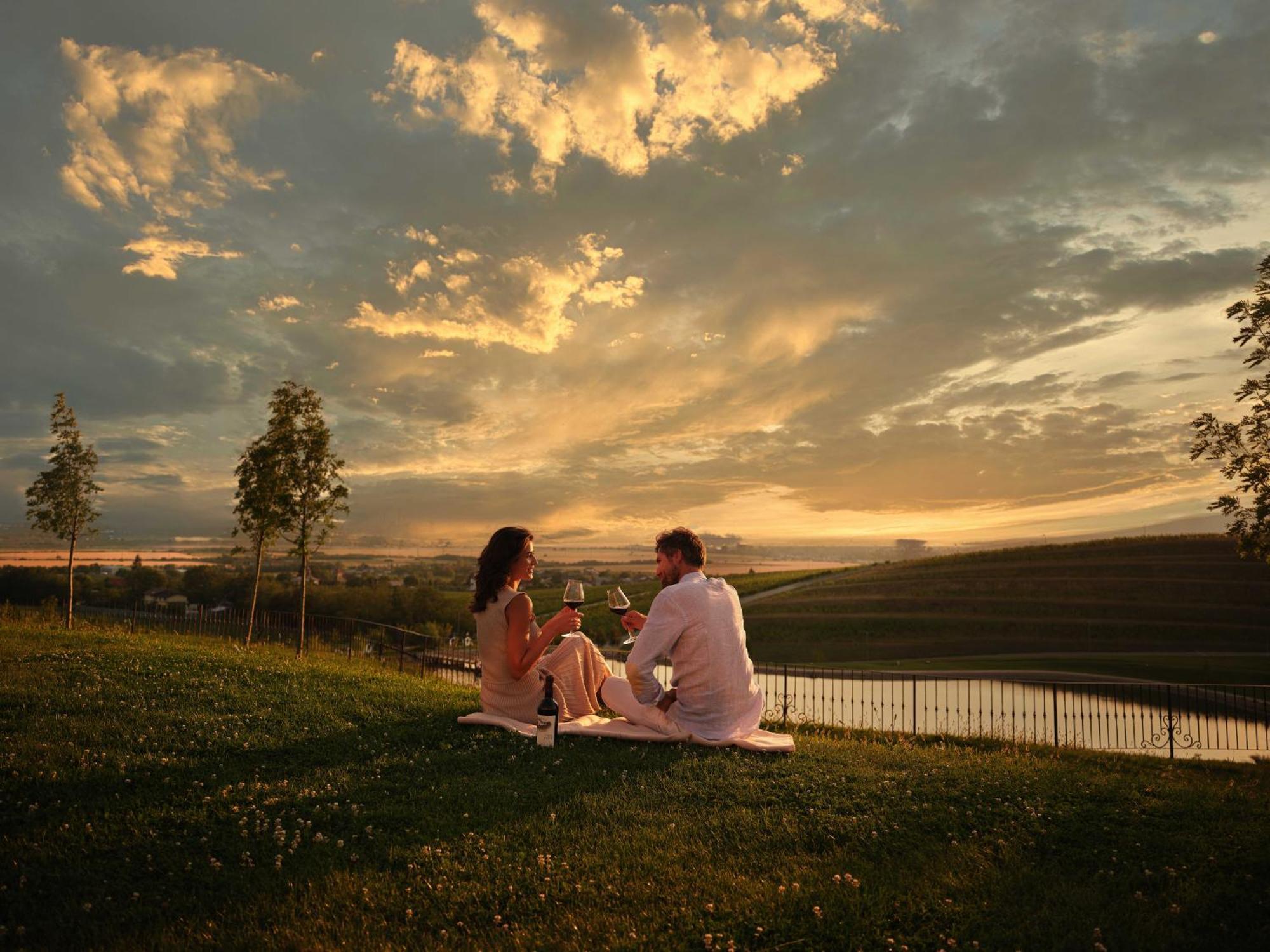 Casa Timis - Wellness & Spa Resort Chitorani Экстерьер фото Sunset at the River of Ponds
