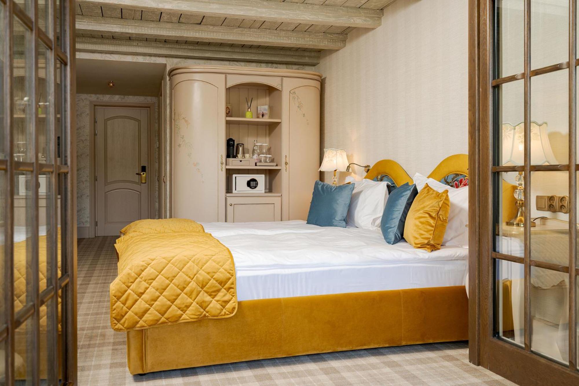 Casa Timis - Wellness & Spa Resort Chitorani Экстерьер фото A room at the hotel