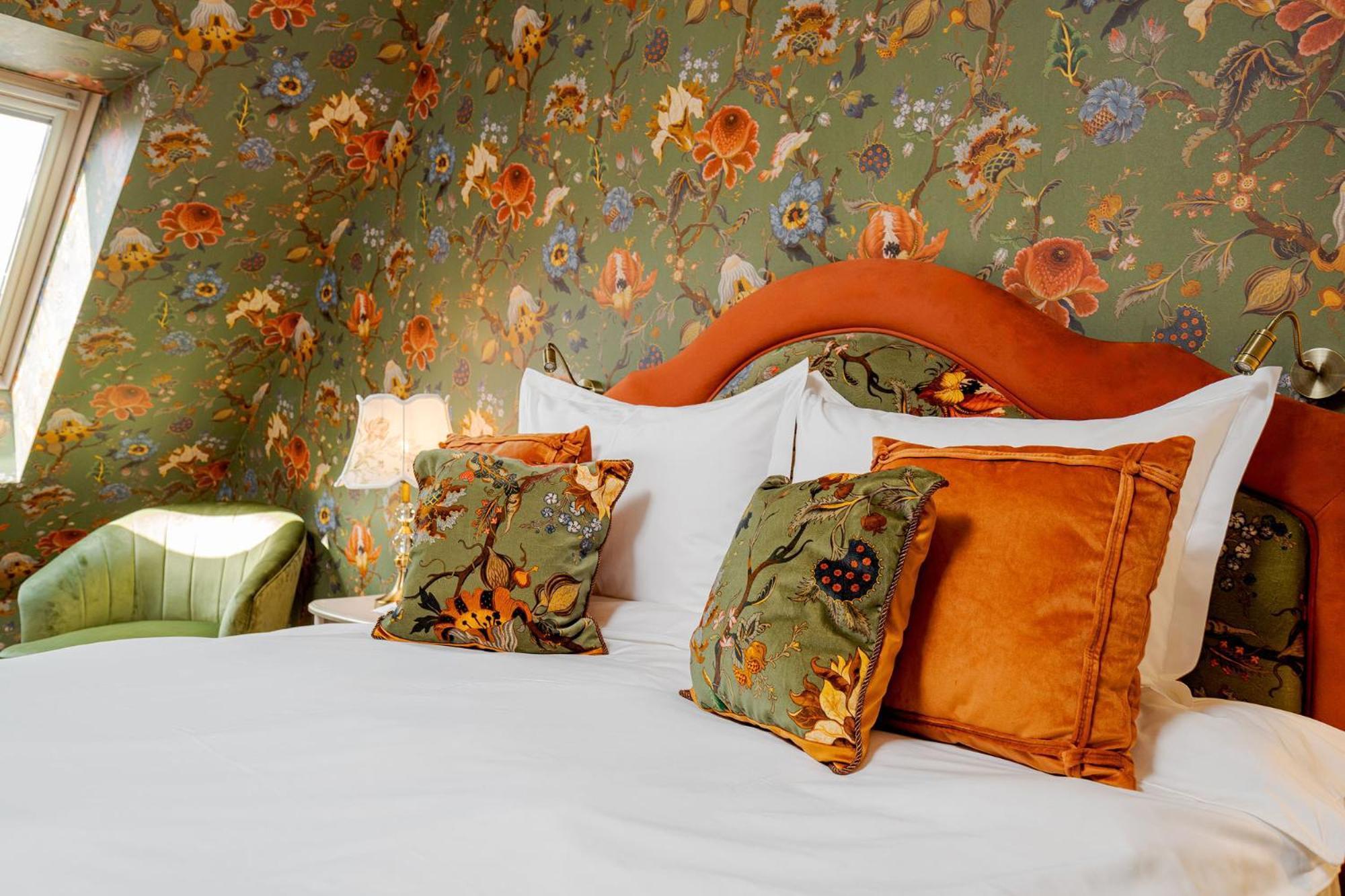 Casa Timis - Wellness & Spa Resort Chitorani Экстерьер фото A bed with cushions