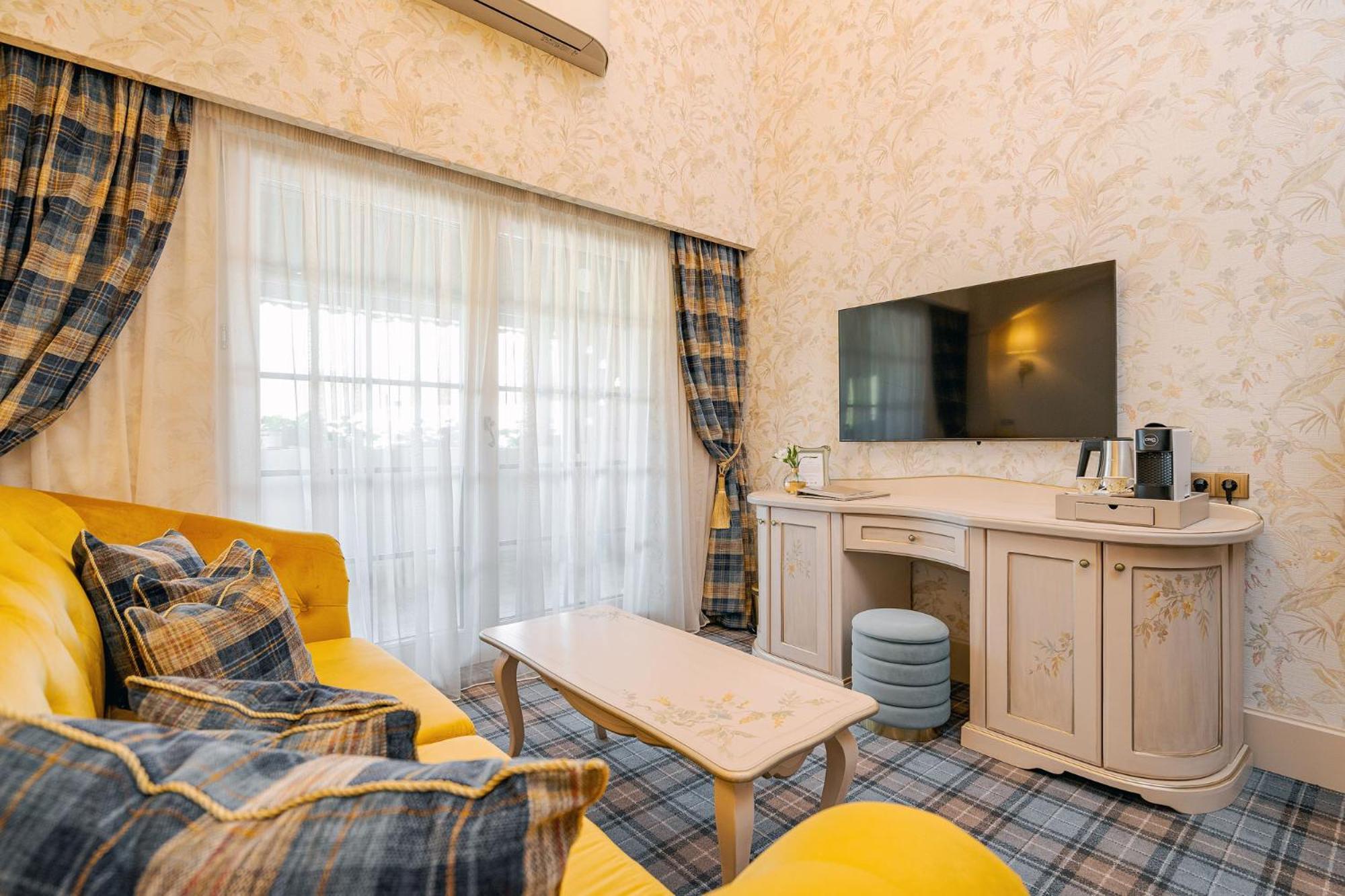 Casa Timis - Wellness & Spa Resort Chitorani Экстерьер фото A room at the hotel